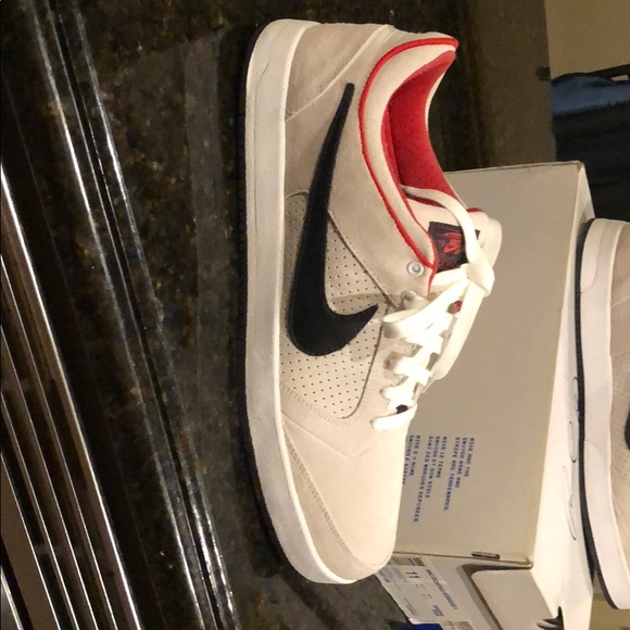NWT Nike Zoom Low Top Sneakers! - Picture 2 of 7